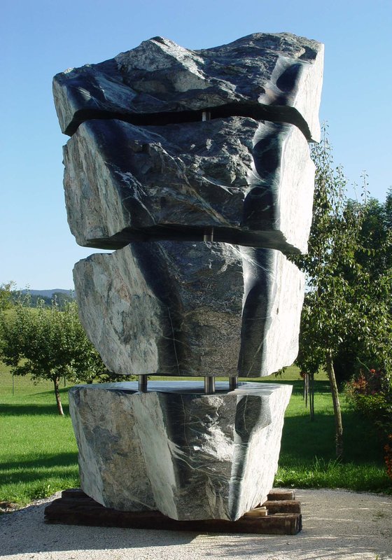 DAS LEUCHTENDE STEINMONUMENT 2004