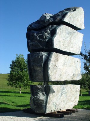 DAS LEUCHTENDE STEINMONUMENT 2004